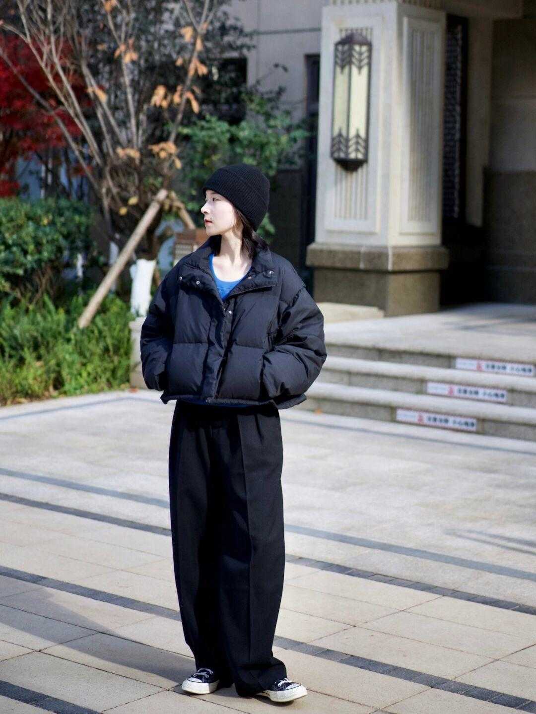 羽绒服 爱美的女人穿羽绒服不配打底裤,这些裤子更时髦个性,你有几条?