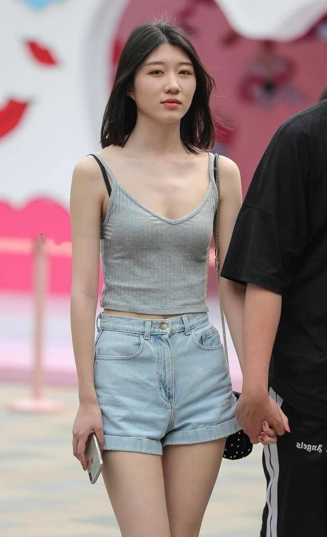 街拍气质小姐姐热裤分分钟秀出好身材,依偎在男友怀里很是甜蜜