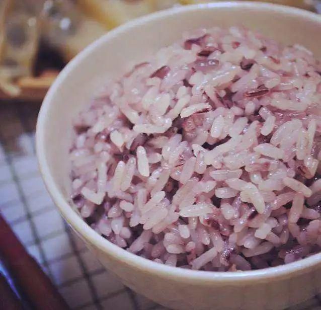  大米|煮米饭，只加水是“外行”！水里多加2样，米饭又香又软，粒粒分明！