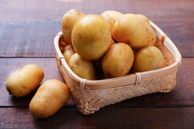 四溢|土豆新吃法,不炒不炖,出锅软糯入味,香气四溢