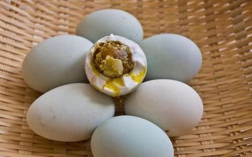经常吃咸鸭蛋对身体健康是好是坏？什么人不能多吃？