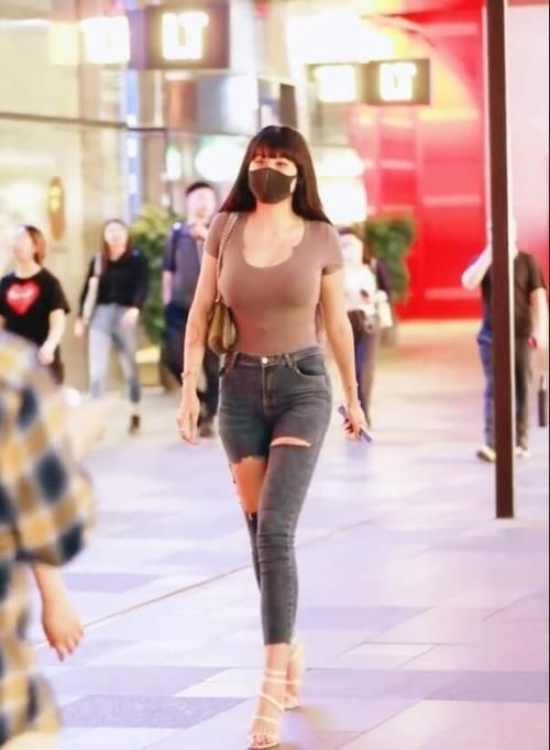 破洞 凸显个性的破洞牛仔裤,走在街头,轻松穿出少妇的性感身段