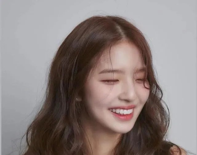 鹅蛋脸 每种脸型都有适合的发型,方脸不适合黑长直,长脸留卷发超好看