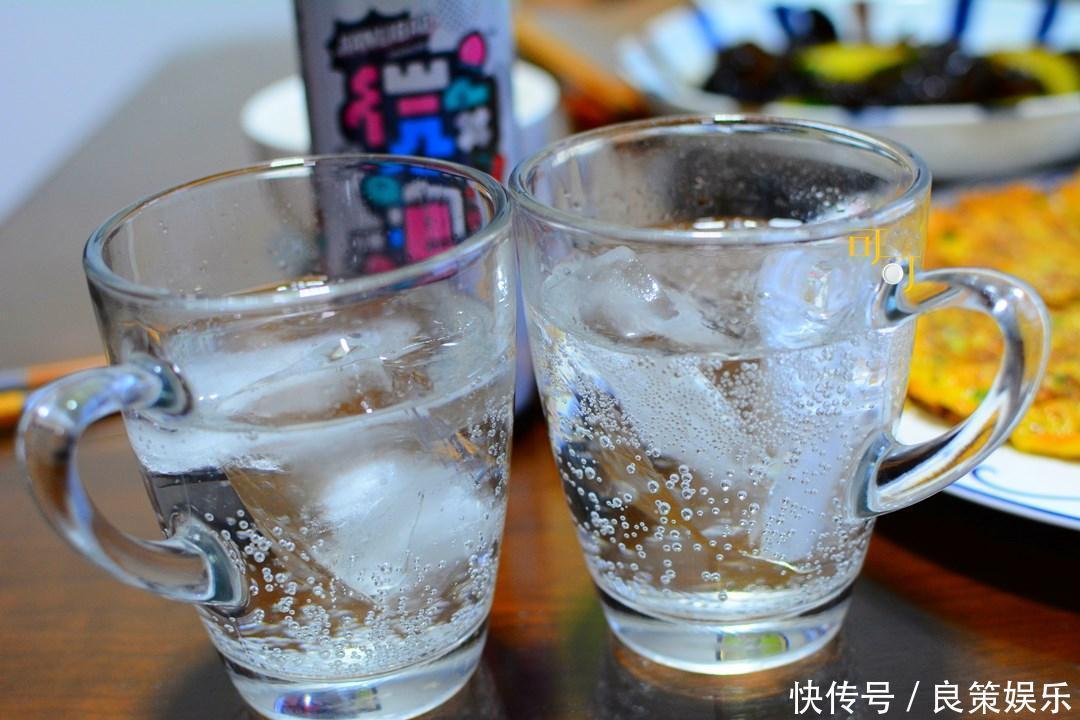 周末的晚餐4个菜都是硬菜,还配上水果饮料,你看吃得如何