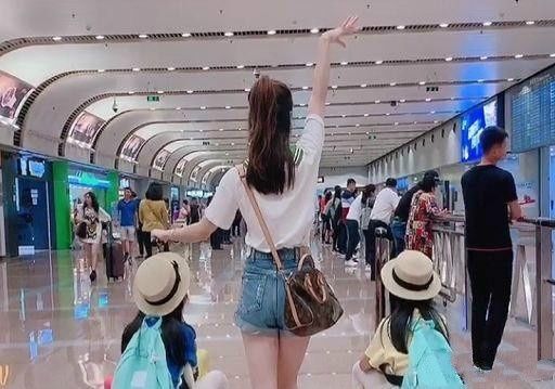 辣妈|二胎妈妈带娃机场照火了,网友羡慕:后悔没有早一点生孩子