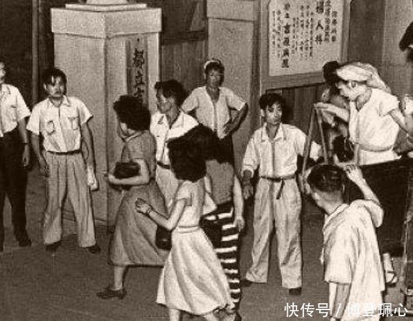 士兵|日本战败士兵回国，妻子是如何迎接他们的？士兵：还不如战死沙场