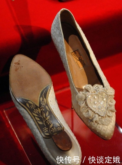 查尔斯|戴安娜的婚鞋:镶着132颗珍珠和542颗亮片,也藏了她的秘密