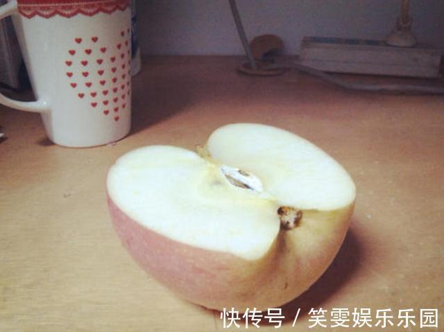 超市|老人带4岁娃超市疯狂试吃草莓,被制止孩子发怒:“我打死你!”