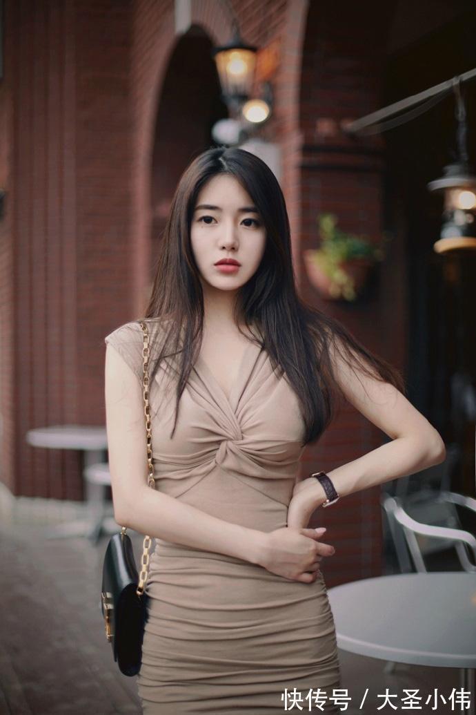 百搭|美女街拍:简约的银灰色吊带上衣,搭配黑色的阔腿裤,看着既百搭又时尚