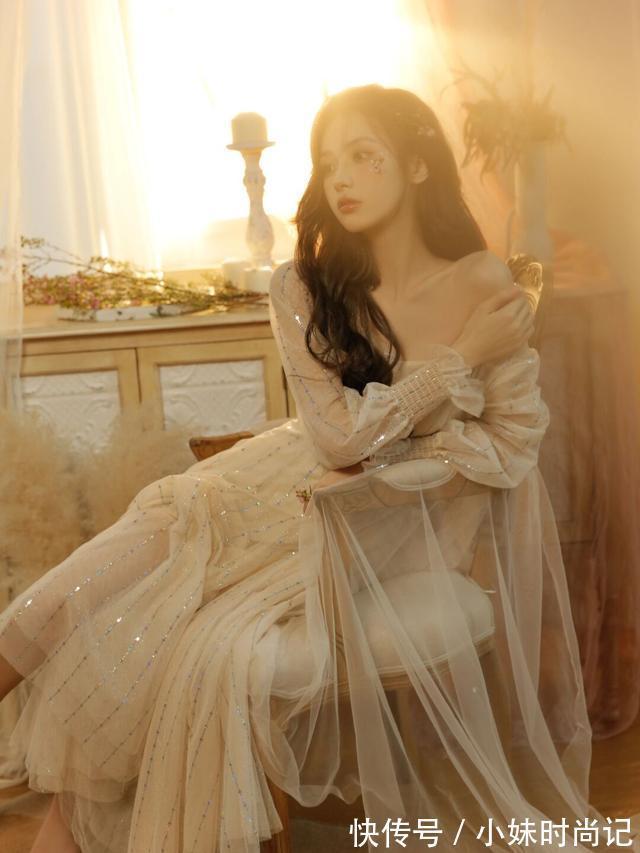 美女|温暖的阳光从窗户洒满整个屋子,让身穿连衣裙的美女更加漂亮