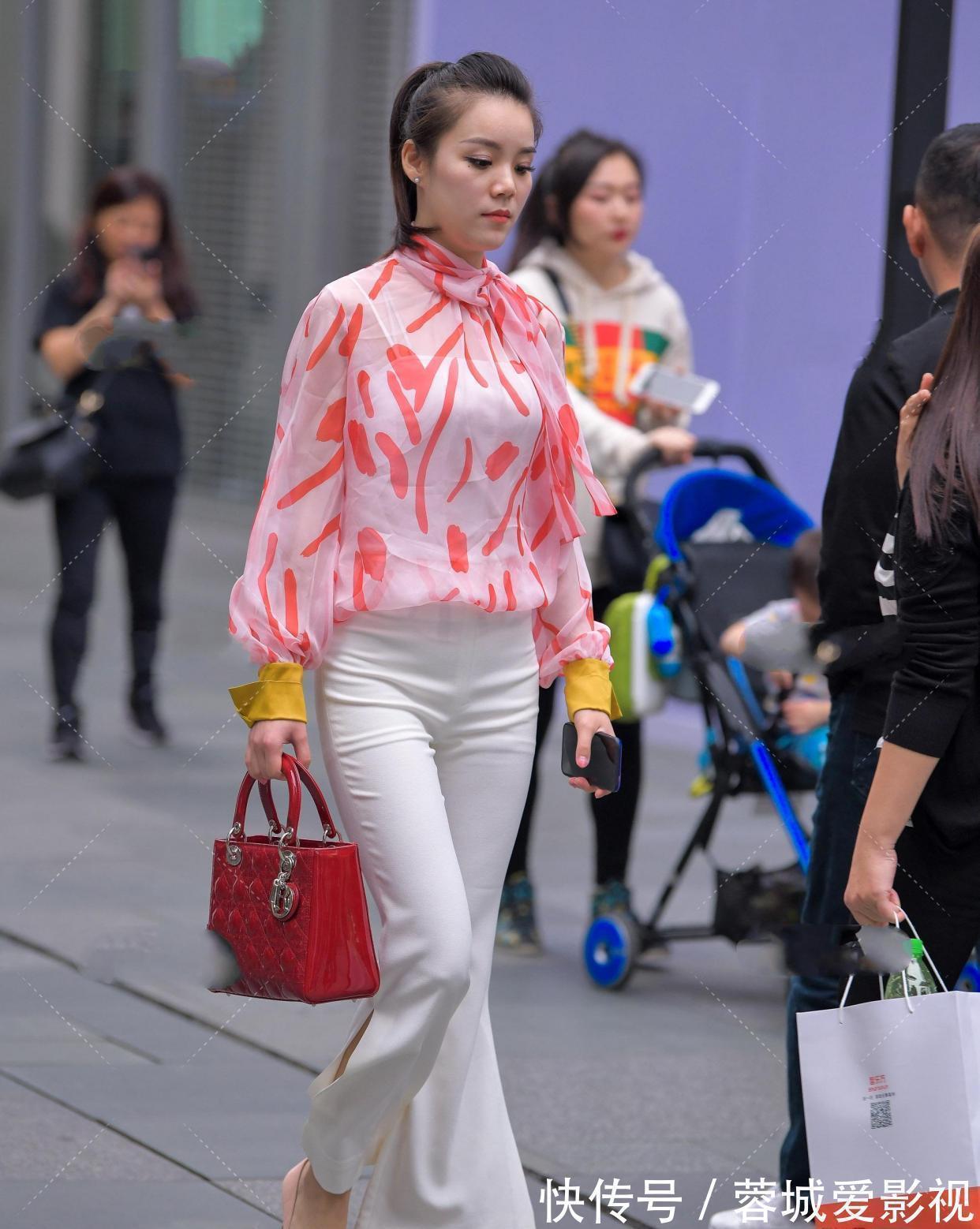 粉印花 粉印花网纱与白色吊带搭配,吊带过于暴露,只穿一个网纱罩即可