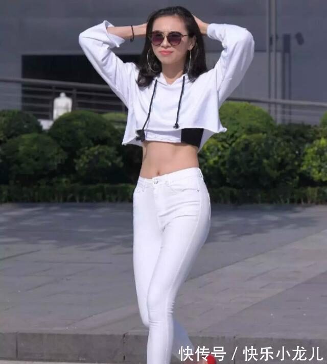 搭配 打底裤的搭配显得时尚有风格,增加俏皮感