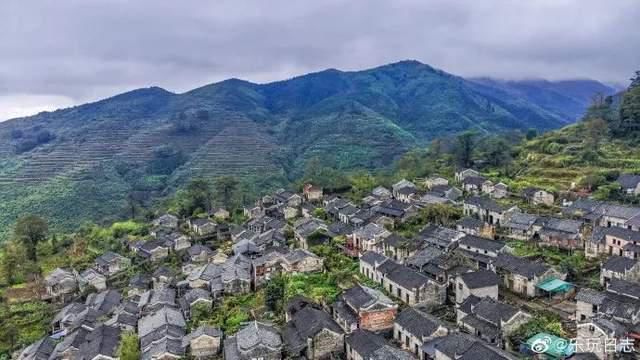 依山而建的古寨，穿越千年的沧桑与风华，神秘又迷人