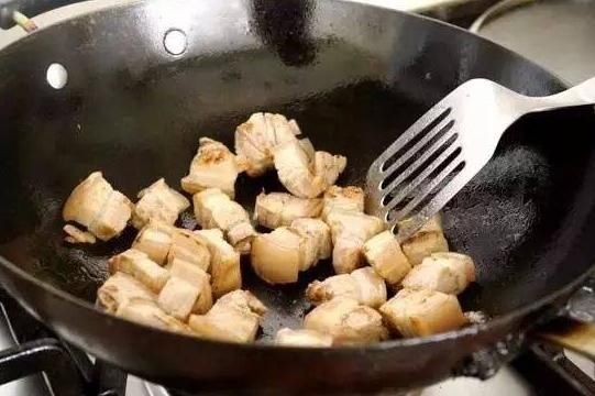 肉块|红烧肉怎么做才香软好吃?牢记“4窍门”,肉香不柴,无油腻感