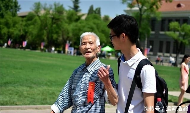 清华大学|清华106周年校庆, 一90岁老人带孙子重返母校, 勉励其投身科学事业