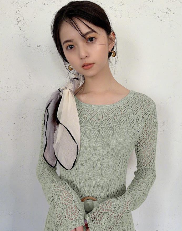 丝巾别只系在脖子上! 系在腰上绑在包上才别致, 时尚吸睛还高级