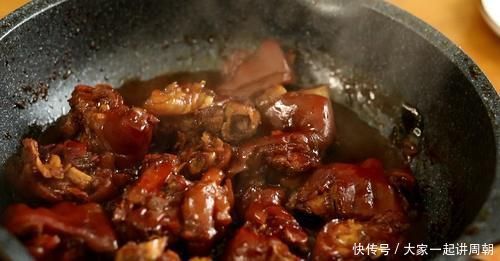 入味|炖猪蹄怎样能上色,只要加了这“三样”,猪蹄红润脱骨,软烂入味