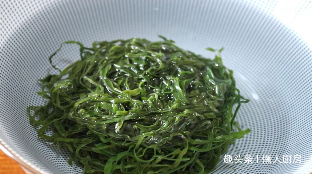 小小一个压缩海带卖5元，泡发后超多，凉拌着吃，酸辣开胃