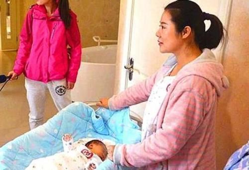 宝妈|50岁“冻龄奶奶”火了,背影像少女,带娃遛弯被误认为是宝妈