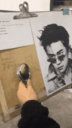 |搞笑GIF：哥们可是专业画像10年，还带美颜功能哦！