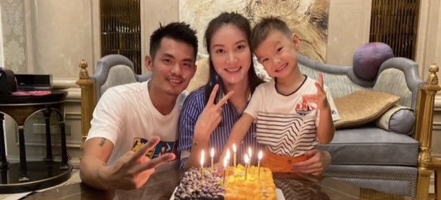 网友吐槽|林丹夫妇与好友合照,谢杏芳依偎老公肩膀,林丹双手抱胸前显抵触