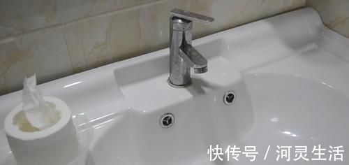 塑料打包盒不要扔, 放在卫生间里有大用处, 能帮家里省下不少钱