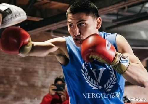 健身房|了解肱三头肌的训练原理,随时随地都可以训练,手臂岂有不粗