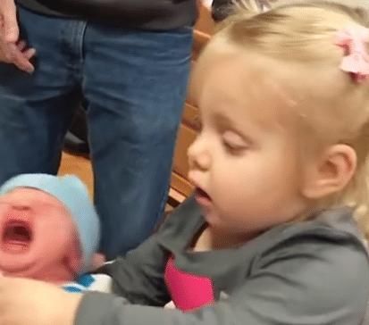 二胎|当姐姐第一次抱弟弟,接下来的反应令人捧腹大笑:没想到是活的!