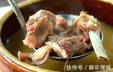 山药多糖|黄芪是平民补品,但不要单独泡水喝了,跟3种食物搭配不上火