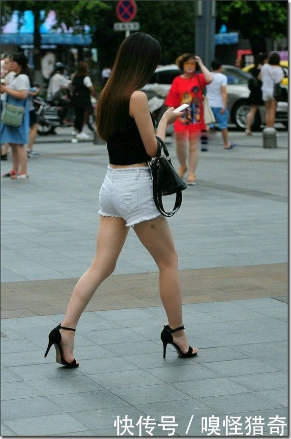 风景线|街拍美女:辣妈玩转“承上启下”的搭配原则,美成了街头的风景线