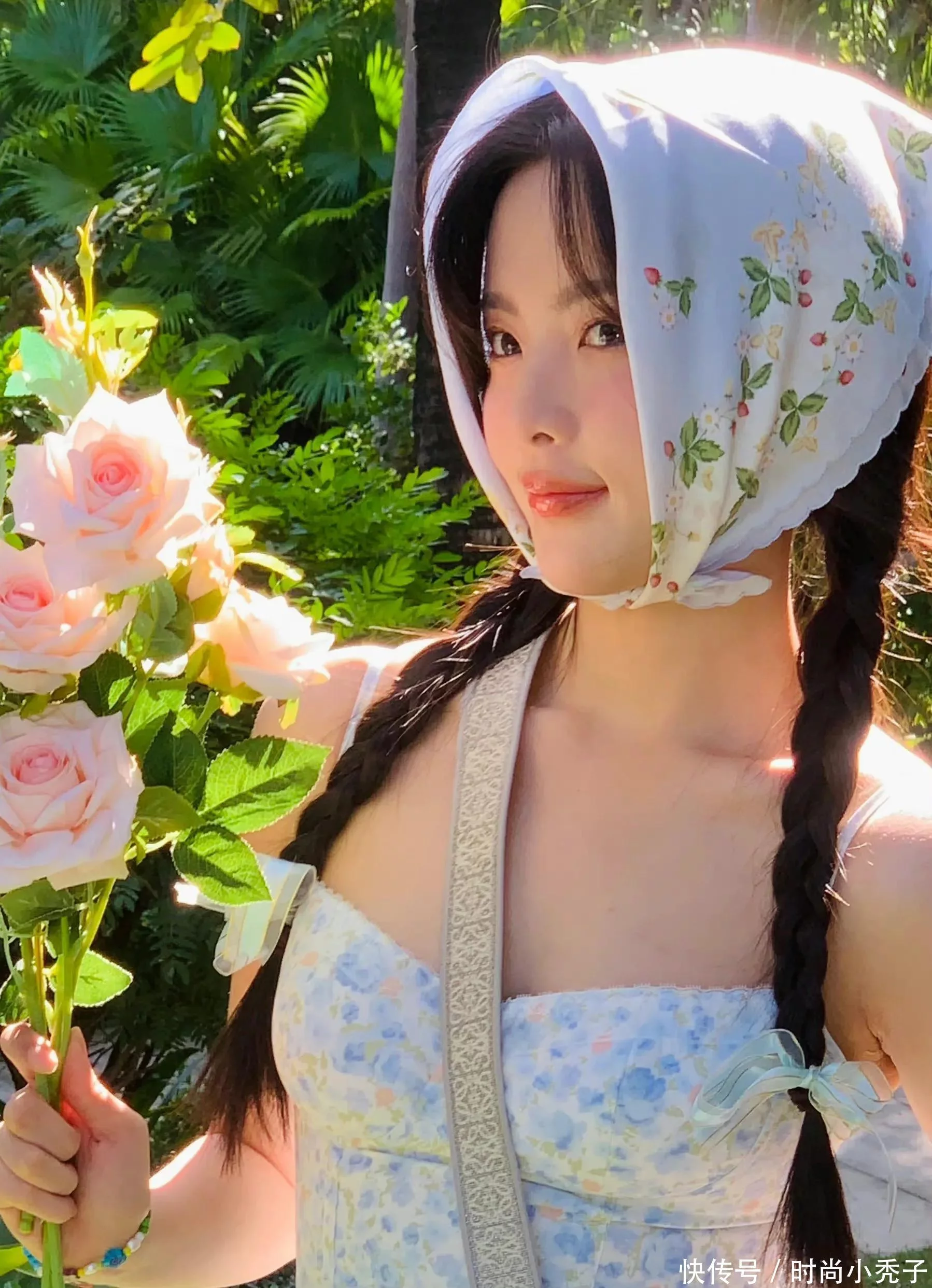 杨超越田园风随拍释出，穿抹胸碎花吊带裙秀美背长腿，纯欲风十足
