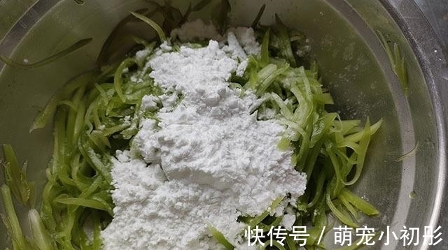 这食材最近吃得多,2元一斤,切丝团成小饼蒸一锅,蘸料吃真不错