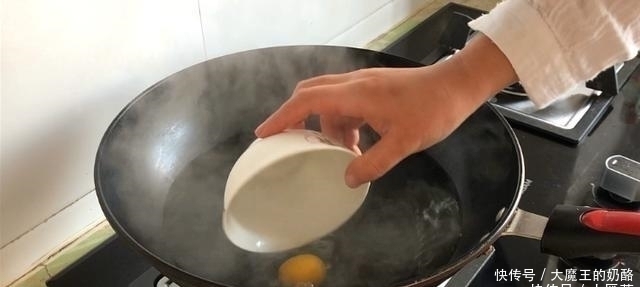 煮荷包蛋时,总有白沫易散开大厨教您1招,完整嫩滑不粘锅