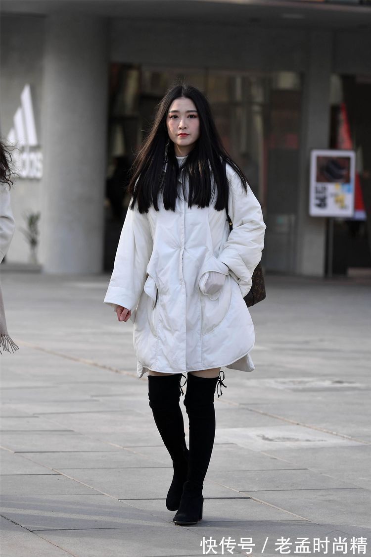 美女 街拍:美女米白色短款羽绒服搭配一条米色针织裙,浅色更显得干净