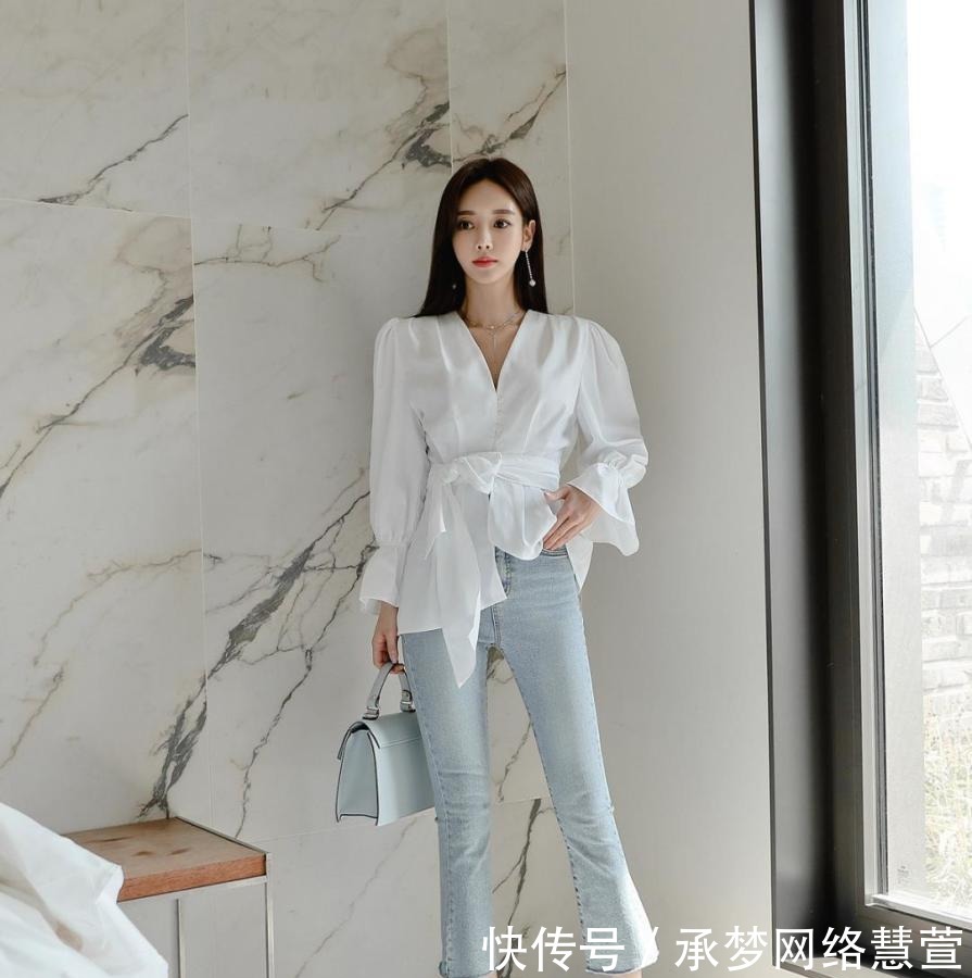 鉴赏|美女鉴赏:英吉利白砂银崖风铃纯色上衣