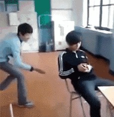 |搞笑GIF:教室里的女汉子又开始劈腿了,真是伤不起啊