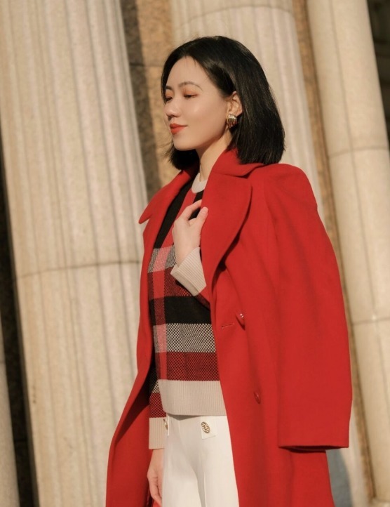 修饰|冬季该如何穿?经典大衣搭配半身裙或长裤高级感满满,简约大气