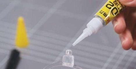 手上粘着502胶水,不用担心,用一个小东西擦