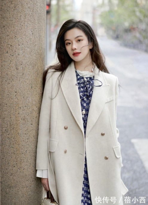 博主|大衣里面配什么才时髦?建议试试“大衣+连衣裙”,简约又撩人