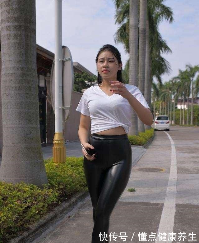 搭配 白色低胸短袖搭配黑色风格打底裤,整体造型美美哒,气质十足!