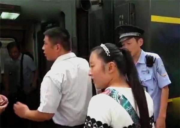 列车|妈妈在列车上给孩子冲奶粉，乘客看到马上报警，拯救孩子一生