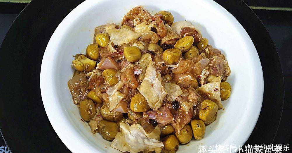 香气扑鼻|用板栗和鸡肉这种做法很简单,上锅一蒸,香气扑鼻,一大盘不够