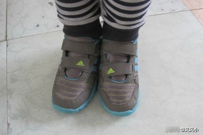 父母|为何孩子总是喜欢把鞋子穿反？这3点原因很少人了解，父母要重视