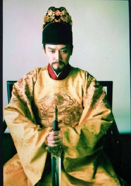 《江山纪》冯绍峰"朱棣"登基路透,黑色绣龙形常服尽显帝王气派