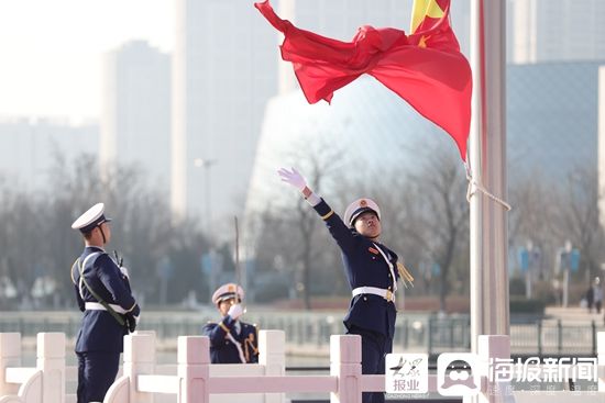 淄博荣耀广场举行2022年首场升国旗仪式|组图 | 李玉娟