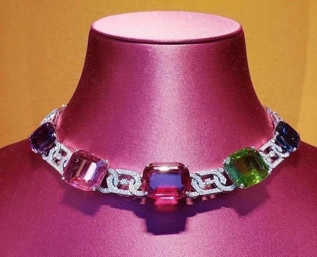 套链 奢华的珠宝套链比项链的做工更难,选石更苛刻,成为最耀眼的存在