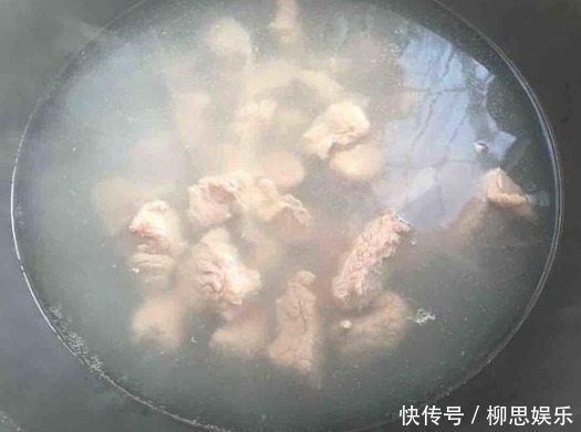 炖牛肉时,这“两味料”千万不能放!否则连肉带汤尽毁!太腥了