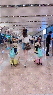 |搞笑GIF:据说好身材的妹子,都可以做到这个动作