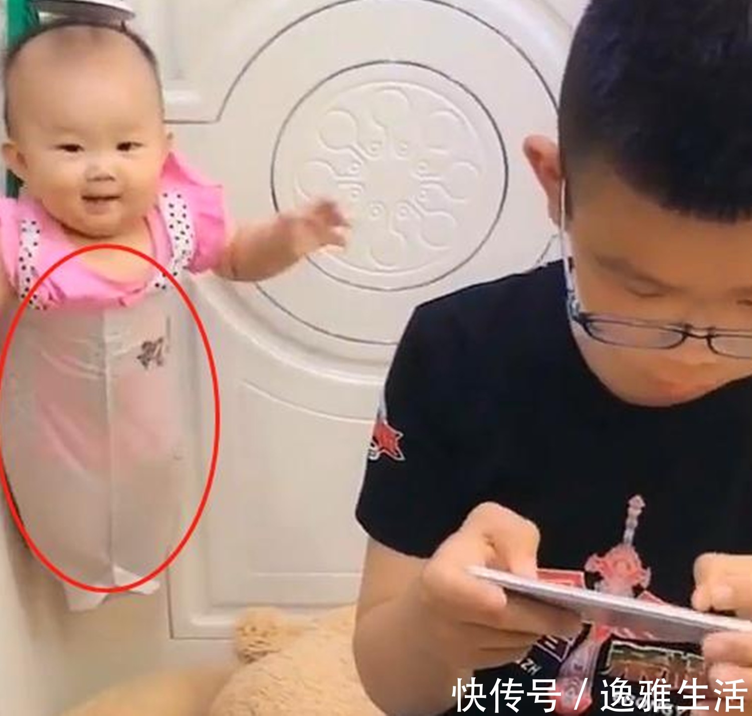 山体滑坡|小舅舅带外甥女火了,萌娃被“挂”门上,网友:这个舅舅厉害了