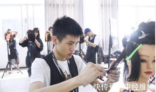 手法|街头头巷尾都是理发店,价格越来越贵,剪发手法却越来越不行了?